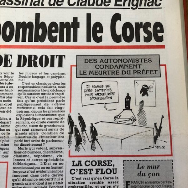 Couac ! | Année 1998 du Canard Enchaîné complète et brochée | Année complète et brochée 1998. Grand in folio 57 X 35.5 cm, feuilles parfaitement massicotées à ce format - 52 numéros originaux / 416 pages - EST-CE la perspective d'un nouvel an de fin de siècle ?, mais notre président de la République semble pour l'heure très agité du calendrier. Avant même que 1999 ait commencé, il se voit déjà en 2002, et le voilà reparti, comme en 95, en campagne présidentielle. On aurait tort pourtant de lui en vouloir. D'abord parce que s'il n'est pas le seul à se préoccuper à l'avance de cette échéance, son emploi du cohabitant, surtout chargé de chrysanthèmes et de découpages de rubans, lui laisse plus qu'à d'autres le loisir d'y songer. Ensuite parce que si le « nouveau souffle » qu'il vient d'appeler de ses vœux est aussi ravageur que le « nouvel élan » qu'il annonçait avant sa mémorable dissolution, cela nous promet pour 1999 de grands et joyeux moments. Enfin et surtout parce que cela nous fournit un prétexte de plus pour repasser en revue les riches heures de l'année qui se termine. Le Mondial de football, bien sûr, et son fameux « effet », qui a frappé très fort celui qui a remis la Coupe et décoré nos joueurs victorieux. La liesse et les sondages aidant, Chirac a été prompt à se sentir l'étoffe de un, et deux, et trois héros, et à se prendre pour un champion de la « technico-tactique » électorale. De rapprochements ratés en putsch manqué, d'alliances délétères en nouvelles divisions, l'équipe qui s'est elle-même définie comme celle de « la droite la plus bête du monde » finit l'année en presque aussi lamentable état qu'elle l'avait commencée. Aucun champion n'est sorti de ses rangs et elle ne s'est trouvé d'autre capitaine que Chirac, pourtant à l'origine de son fracas. Dans la partie qui s'est jouée tout au long de l'année écoulée, ce capitaine n'a pas eu grande influence, mais l'inactivité lui sied aux sondages. Les cotes de popularité sont toujours plus faciles à grimper la tête dans les étoiles que le nez dans le guidon. Jospin, qui accuse un coup de fatigue à l'indice de performance, en sait quelque chose. L'état de grâce, même quand il dure plus que d'ordinaire, reste par définition éphémère. Et si 1998 ne s'est pas trop mal passée pour l'homme de Matignon, la fin d'année, pour lui, ressemble d'assez près au commencement des vrais ennuis. Il peut en redouter de pluriels et de plus sérieux que les velléités de campagne de son cohabitant, qui entend profiter des premiers signes de faiblesse du gouvernement. C'est dire que 1999 1'attend à plus d'un tournant. Mais trêve de péripéties du Pacs forcé Matignon-Elysée ! Pour en finir sans tristesse avec 1998, vous retrouverez aussi dans ce « Grand Bêtisier » bien d'autres mésaventures. Celles de Dany le roux, de Voynet la Verte et de leur ami Hue. Celles du rude couple Le Pen-Mégret, qui frise de plus en plus le fait divers. Mais aussi les affaires et l'euro, les cigares et l'EPO, la robe bleue de Monica Lewinsky et les bottines Berluti de Roland Dumas... Bref, comme il se doit et comme chaque année, toute l'actualité revue, allumée et éclairée semaine après semaine par toute l'équipe du « Canard ». (...) Erik Emptaz, L'année Canard N° 70, décembre 1998. | IMG 7660 rotated