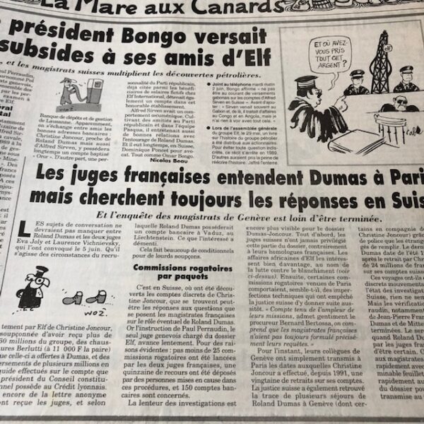 Couac ! | Année 1998 du Canard Enchaîné complète et brochée | Année complète et brochée 1998. Grand in folio 57 X 35.5 cm, feuilles parfaitement massicotées à ce format - 52 numéros originaux / 416 pages - EST-CE la perspective d'un nouvel an de fin de siècle ?, mais notre président de la République semble pour l'heure très agité du calendrier. Avant même que 1999 ait commencé, il se voit déjà en 2002, et le voilà reparti, comme en 95, en campagne présidentielle. On aurait tort pourtant de lui en vouloir. D'abord parce que s'il n'est pas le seul à se préoccuper à l'avance de cette échéance, son emploi du cohabitant, surtout chargé de chrysanthèmes et de découpages de rubans, lui laisse plus qu'à d'autres le loisir d'y songer. Ensuite parce que si le « nouveau souffle » qu'il vient d'appeler de ses vœux est aussi ravageur que le « nouvel élan » qu'il annonçait avant sa mémorable dissolution, cela nous promet pour 1999 de grands et joyeux moments. Enfin et surtout parce que cela nous fournit un prétexte de plus pour repasser en revue les riches heures de l'année qui se termine. Le Mondial de football, bien sûr, et son fameux « effet », qui a frappé très fort celui qui a remis la Coupe et décoré nos joueurs victorieux. La liesse et les sondages aidant, Chirac a été prompt à se sentir l'étoffe de un, et deux, et trois héros, et à se prendre pour un champion de la « technico-tactique » électorale. De rapprochements ratés en putsch manqué, d'alliances délétères en nouvelles divisions, l'équipe qui s'est elle-même définie comme celle de « la droite la plus bête du monde » finit l'année en presque aussi lamentable état qu'elle l'avait commencée. Aucun champion n'est sorti de ses rangs et elle ne s'est trouvé d'autre capitaine que Chirac, pourtant à l'origine de son fracas. Dans la partie qui s'est jouée tout au long de l'année écoulée, ce capitaine n'a pas eu grande influence, mais l'inactivité lui sied aux sondages. Les cotes de popularité sont toujours plus faciles à grimper la tête dans les étoiles que le nez dans le guidon. Jospin, qui accuse un coup de fatigue à l'indice de performance, en sait quelque chose. L'état de grâce, même quand il dure plus que d'ordinaire, reste par définition éphémère. Et si 1998 ne s'est pas trop mal passée pour l'homme de Matignon, la fin d'année, pour lui, ressemble d'assez près au commencement des vrais ennuis. Il peut en redouter de pluriels et de plus sérieux que les velléités de campagne de son cohabitant, qui entend profiter des premiers signes de faiblesse du gouvernement. C'est dire que 1999 1'attend à plus d'un tournant. Mais trêve de péripéties du Pacs forcé Matignon-Elysée ! Pour en finir sans tristesse avec 1998, vous retrouverez aussi dans ce « Grand Bêtisier » bien d'autres mésaventures. Celles de Dany le roux, de Voynet la Verte et de leur ami Hue. Celles du rude couple Le Pen-Mégret, qui frise de plus en plus le fait divers. Mais aussi les affaires et l'euro, les cigares et l'EPO, la robe bleue de Monica Lewinsky et les bottines Berluti de Roland Dumas... Bref, comme il se doit et comme chaque année, toute l'actualité revue, allumée et éclairée semaine après semaine par toute l'équipe du « Canard ». (...) Erik Emptaz, L'année Canard N° 70, décembre 1998. | IMG 7667 rotated