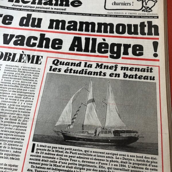 Couac ! | Année 1998 du Canard Enchaîné complète et brochée | Année complète et brochée 1998. Grand in folio 57 X 35.5 cm, feuilles parfaitement massicotées à ce format - 52 numéros originaux / 416 pages - EST-CE la perspective d'un nouvel an de fin de siècle ?, mais notre président de la République semble pour l'heure très agité du calendrier. Avant même que 1999 ait commencé, il se voit déjà en 2002, et le voilà reparti, comme en 95, en campagne présidentielle. On aurait tort pourtant de lui en vouloir. D'abord parce que s'il n'est pas le seul à se préoccuper à l'avance de cette échéance, son emploi du cohabitant, surtout chargé de chrysanthèmes et de découpages de rubans, lui laisse plus qu'à d'autres le loisir d'y songer. Ensuite parce que si le « nouveau souffle » qu'il vient d'appeler de ses vœux est aussi ravageur que le « nouvel élan » qu'il annonçait avant sa mémorable dissolution, cela nous promet pour 1999 de grands et joyeux moments. Enfin et surtout parce que cela nous fournit un prétexte de plus pour repasser en revue les riches heures de l'année qui se termine. Le Mondial de football, bien sûr, et son fameux « effet », qui a frappé très fort celui qui a remis la Coupe et décoré nos joueurs victorieux. La liesse et les sondages aidant, Chirac a été prompt à se sentir l'étoffe de un, et deux, et trois héros, et à se prendre pour un champion de la « technico-tactique » électorale. De rapprochements ratés en putsch manqué, d'alliances délétères en nouvelles divisions, l'équipe qui s'est elle-même définie comme celle de « la droite la plus bête du monde » finit l'année en presque aussi lamentable état qu'elle l'avait commencée. Aucun champion n'est sorti de ses rangs et elle ne s'est trouvé d'autre capitaine que Chirac, pourtant à l'origine de son fracas. Dans la partie qui s'est jouée tout au long de l'année écoulée, ce capitaine n'a pas eu grande influence, mais l'inactivité lui sied aux sondages. Les cotes de popularité sont toujours plus faciles à grimper la tête dans les étoiles que le nez dans le guidon. Jospin, qui accuse un coup de fatigue à l'indice de performance, en sait quelque chose. L'état de grâce, même quand il dure plus que d'ordinaire, reste par définition éphémère. Et si 1998 ne s'est pas trop mal passée pour l'homme de Matignon, la fin d'année, pour lui, ressemble d'assez près au commencement des vrais ennuis. Il peut en redouter de pluriels et de plus sérieux que les velléités de campagne de son cohabitant, qui entend profiter des premiers signes de faiblesse du gouvernement. C'est dire que 1999 1'attend à plus d'un tournant. Mais trêve de péripéties du Pacs forcé Matignon-Elysée ! Pour en finir sans tristesse avec 1998, vous retrouverez aussi dans ce « Grand Bêtisier » bien d'autres mésaventures. Celles de Dany le roux, de Voynet la Verte et de leur ami Hue. Celles du rude couple Le Pen-Mégret, qui frise de plus en plus le fait divers. Mais aussi les affaires et l'euro, les cigares et l'EPO, la robe bleue de Monica Lewinsky et les bottines Berluti de Roland Dumas... Bref, comme il se doit et comme chaque année, toute l'actualité revue, allumée et éclairée semaine après semaine par toute l'équipe du « Canard ». (...) Erik Emptaz, L'année Canard N° 70, décembre 1998. | IMG 7673 rotated