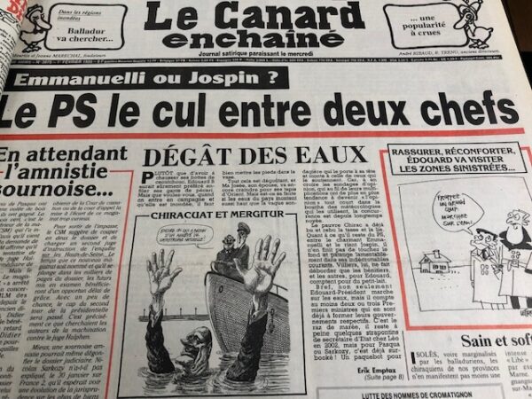 Couac ! | Année 1995 du Canard Enchaîné complète et brochée | Année complète et brochée 1995. Grand in folio 57 X 36 cm, feuilles parfaitement massicotées à ce format. 52 numéros originaux / 416 pages Les brochures sont réalisées par un artisan-brocheur, dans un très beau papier – Fedrigoni, dans la gamme Materica – 360 g, dont la fibre de coton procure un toucher incomparable, chargé en matière. Les couleurs crayeuses rappellent aussi les éléments : Terra Rossa utilisée pour les années paires, Verdigris, pour les années impaires. Ce papier est teinté dans la masse et fabriqué avec 40% de fibres CTMP, 25% de fibres vierges, 25% de fibres recyclées et 10% de fibres de coton. - Sans acide ECF – Ph neutre – certifié FSC - Au centre de la couverture est enchâssée la reproduction fidèle du dessin de Lucien Laforge - un des tous premiers dessinateurs au Canard Enchainé - qui illustrait la pochette offerte aux abonnés de la première heure, soit ceux de 1916... la quatrième de couverture reprend le cabochon de cette même pochette d'origine, figurant un poilu lisant le "Canard". Le dos est carré et collé, les plats sont souples avec rabats intérieurs. Tous les numéros sont solidaires et ordonnés suivant l'ordre chronologique, ils peuvent comporter quelques jaunissements au droit des anciennes pliures ou petites restaurations. La photo présentée correspond à celle de l'exemplaire original en vente, prise en lumière naturelle (ce n'est pas une photo générique). | IMG 7704