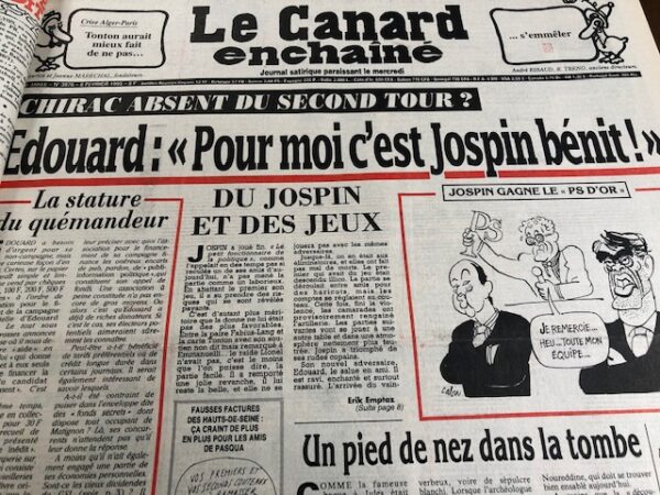 Couac ! | Année 1995 du Canard Enchaîné complète et brochée | Année complète et brochée 1995. Grand in folio 57 X 36 cm, feuilles parfaitement massicotées à ce format. 52 numéros originaux / 416 pages Les brochures sont réalisées par un artisan-brocheur, dans un très beau papier – Fedrigoni, dans la gamme Materica – 360 g, dont la fibre de coton procure un toucher incomparable, chargé en matière. Les couleurs crayeuses rappellent aussi les éléments : Terra Rossa utilisée pour les années paires, Verdigris, pour les années impaires. Ce papier est teinté dans la masse et fabriqué avec 40% de fibres CTMP, 25% de fibres vierges, 25% de fibres recyclées et 10% de fibres de coton. - Sans acide ECF – Ph neutre – certifié FSC - Au centre de la couverture est enchâssée la reproduction fidèle du dessin de Lucien Laforge - un des tous premiers dessinateurs au Canard Enchainé - qui illustrait la pochette offerte aux abonnés de la première heure, soit ceux de 1916... la quatrième de couverture reprend le cabochon de cette même pochette d'origine, figurant un poilu lisant le "Canard". Le dos est carré et collé, les plats sont souples avec rabats intérieurs. Tous les numéros sont solidaires et ordonnés suivant l'ordre chronologique, ils peuvent comporter quelques jaunissements au droit des anciennes pliures ou petites restaurations. La photo présentée correspond à celle de l'exemplaire original en vente, prise en lumière naturelle (ce n'est pas une photo générique). | IMG 7705