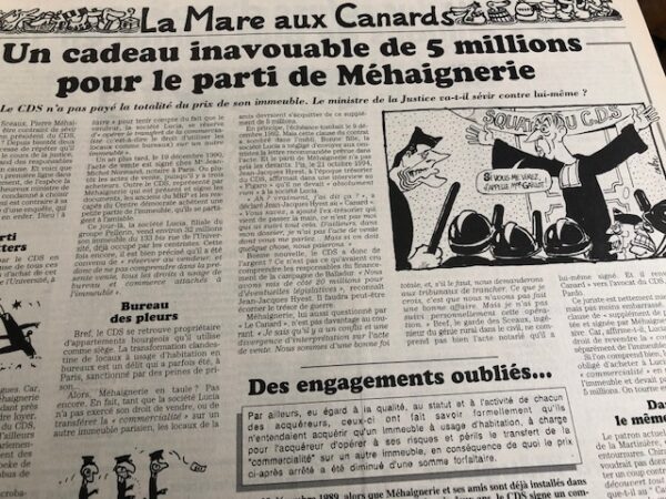 Couac ! | Année 1995 du Canard Enchaîné complète et brochée | Année complète et brochée 1995. Grand in folio 57 X 36 cm, feuilles parfaitement massicotées à ce format. 52 numéros originaux / 416 pages Les brochures sont réalisées par un artisan-brocheur, dans un très beau papier – Fedrigoni, dans la gamme Materica – 360 g, dont la fibre de coton procure un toucher incomparable, chargé en matière. Les couleurs crayeuses rappellent aussi les éléments : Terra Rossa utilisée pour les années paires, Verdigris, pour les années impaires. Ce papier est teinté dans la masse et fabriqué avec 40% de fibres CTMP, 25% de fibres vierges, 25% de fibres recyclées et 10% de fibres de coton. - Sans acide ECF – Ph neutre – certifié FSC - Au centre de la couverture est enchâssée la reproduction fidèle du dessin de Lucien Laforge - un des tous premiers dessinateurs au Canard Enchainé - qui illustrait la pochette offerte aux abonnés de la première heure, soit ceux de 1916... la quatrième de couverture reprend le cabochon de cette même pochette d'origine, figurant un poilu lisant le "Canard". Le dos est carré et collé, les plats sont souples avec rabats intérieurs. Tous les numéros sont solidaires et ordonnés suivant l'ordre chronologique, ils peuvent comporter quelques jaunissements au droit des anciennes pliures ou petites restaurations. La photo présentée correspond à celle de l'exemplaire original en vente, prise en lumière naturelle (ce n'est pas une photo générique). | IMG 7706