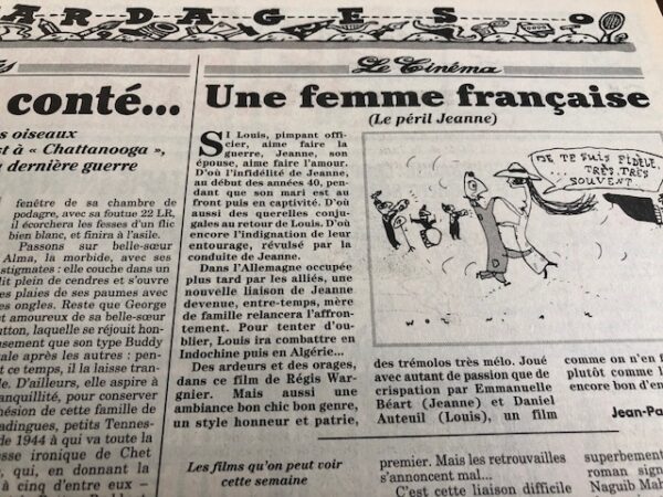 Couac ! | Année 1995 du Canard Enchaîné complète et brochée | Année complète et brochée 1995. Grand in folio 57 X 36 cm, feuilles parfaitement massicotées à ce format. 52 numéros originaux / 416 pages Les brochures sont réalisées par un artisan-brocheur, dans un très beau papier – Fedrigoni, dans la gamme Materica – 360 g, dont la fibre de coton procure un toucher incomparable, chargé en matière. Les couleurs crayeuses rappellent aussi les éléments : Terra Rossa utilisée pour les années paires, Verdigris, pour les années impaires. Ce papier est teinté dans la masse et fabriqué avec 40% de fibres CTMP, 25% de fibres vierges, 25% de fibres recyclées et 10% de fibres de coton. - Sans acide ECF – Ph neutre – certifié FSC - Au centre de la couverture est enchâssée la reproduction fidèle du dessin de Lucien Laforge - un des tous premiers dessinateurs au Canard Enchainé - qui illustrait la pochette offerte aux abonnés de la première heure, soit ceux de 1916... la quatrième de couverture reprend le cabochon de cette même pochette d'origine, figurant un poilu lisant le "Canard". Le dos est carré et collé, les plats sont souples avec rabats intérieurs. Tous les numéros sont solidaires et ordonnés suivant l'ordre chronologique, ils peuvent comporter quelques jaunissements au droit des anciennes pliures ou petites restaurations. La photo présentée correspond à celle de l'exemplaire original en vente, prise en lumière naturelle (ce n'est pas une photo générique). | IMG 7707