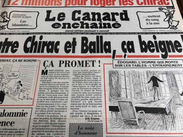 Couac ! | Année 1995 du Canard Enchaîné complète et brochée | Année complète et brochée 1995. Grand in folio 57 X 36 cm, feuilles parfaitement massicotées à ce format. 52 numéros originaux / 416 pages Les brochures sont réalisées par un artisan-brocheur, dans un très beau papier – Fedrigoni, dans la gamme Materica – 360 g, dont la fibre de coton procure un toucher incomparable, chargé en matière. Les couleurs crayeuses rappellent aussi les éléments : Terra Rossa utilisée pour les années paires, Verdigris, pour les années impaires. Ce papier est teinté dans la masse et fabriqué avec 40% de fibres CTMP, 25% de fibres vierges, 25% de fibres recyclées et 10% de fibres de coton. - Sans acide ECF – Ph neutre – certifié FSC - Au centre de la couverture est enchâssée la reproduction fidèle du dessin de Lucien Laforge - un des tous premiers dessinateurs au Canard Enchainé - qui illustrait la pochette offerte aux abonnés de la première heure, soit ceux de 1916... la quatrième de couverture reprend le cabochon de cette même pochette d'origine, figurant un poilu lisant le "Canard". Le dos est carré et collé, les plats sont souples avec rabats intérieurs. Tous les numéros sont solidaires et ordonnés suivant l'ordre chronologique, ils peuvent comporter quelques jaunissements au droit des anciennes pliures ou petites restaurations. La photo présentée correspond à celle de l'exemplaire original en vente, prise en lumière naturelle (ce n'est pas une photo générique). | IMG 7708