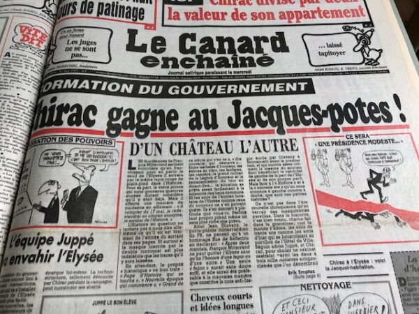 Couac ! | Année 1995 du Canard Enchaîné complète et brochée | Année complète et brochée 1995. Grand in folio 57 X 36 cm, feuilles parfaitement massicotées à ce format. 52 numéros originaux / 416 pages Les brochures sont réalisées par un artisan-brocheur, dans un très beau papier – Fedrigoni, dans la gamme Materica – 360 g, dont la fibre de coton procure un toucher incomparable, chargé en matière. Les couleurs crayeuses rappellent aussi les éléments : Terra Rossa utilisée pour les années paires, Verdigris, pour les années impaires. Ce papier est teinté dans la masse et fabriqué avec 40% de fibres CTMP, 25% de fibres vierges, 25% de fibres recyclées et 10% de fibres de coton. - Sans acide ECF – Ph neutre – certifié FSC - Au centre de la couverture est enchâssée la reproduction fidèle du dessin de Lucien Laforge - un des tous premiers dessinateurs au Canard Enchainé - qui illustrait la pochette offerte aux abonnés de la première heure, soit ceux de 1916... la quatrième de couverture reprend le cabochon de cette même pochette d'origine, figurant un poilu lisant le "Canard". Le dos est carré et collé, les plats sont souples avec rabats intérieurs. Tous les numéros sont solidaires et ordonnés suivant l'ordre chronologique, ils peuvent comporter quelques jaunissements au droit des anciennes pliures ou petites restaurations. La photo présentée correspond à celle de l'exemplaire original en vente, prise en lumière naturelle (ce n'est pas une photo générique). | IMG 7709