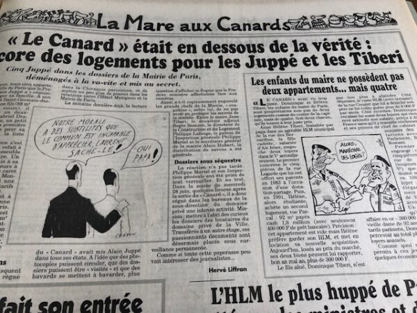 Couac ! | Année 1995 du Canard Enchaîné complète et brochée | Année complète et brochée 1995. Grand in folio 57 X 36 cm, feuilles parfaitement massicotées à ce format. 52 numéros originaux / 416 pages Les brochures sont réalisées par un artisan-brocheur, dans un très beau papier – Fedrigoni, dans la gamme Materica – 360 g, dont la fibre de coton procure un toucher incomparable, chargé en matière. Les couleurs crayeuses rappellent aussi les éléments : Terra Rossa utilisée pour les années paires, Verdigris, pour les années impaires. Ce papier est teinté dans la masse et fabriqué avec 40% de fibres CTMP, 25% de fibres vierges, 25% de fibres recyclées et 10% de fibres de coton. - Sans acide ECF – Ph neutre – certifié FSC - Au centre de la couverture est enchâssée la reproduction fidèle du dessin de Lucien Laforge - un des tous premiers dessinateurs au Canard Enchainé - qui illustrait la pochette offerte aux abonnés de la première heure, soit ceux de 1916... la quatrième de couverture reprend le cabochon de cette même pochette d'origine, figurant un poilu lisant le "Canard". Le dos est carré et collé, les plats sont souples avec rabats intérieurs. Tous les numéros sont solidaires et ordonnés suivant l'ordre chronologique, ils peuvent comporter quelques jaunissements au droit des anciennes pliures ou petites restaurations. La photo présentée correspond à celle de l'exemplaire original en vente, prise en lumière naturelle (ce n'est pas une photo générique). | IMG 7714