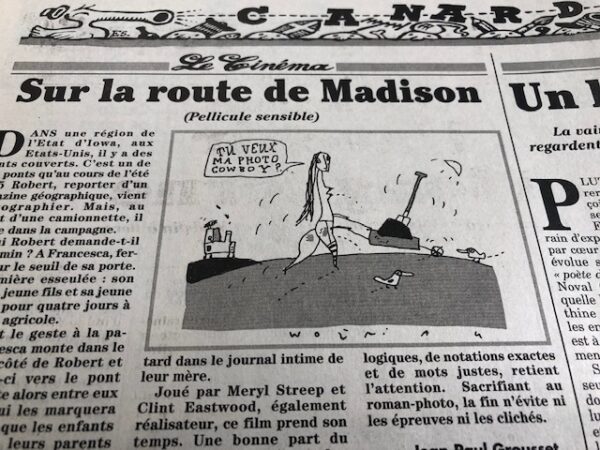 Couac ! | Année 1995 du Canard Enchaîné complète et brochée | Année complète et brochée 1995. Grand in folio 57 X 36 cm, feuilles parfaitement massicotées à ce format. 52 numéros originaux / 416 pages Les brochures sont réalisées par un artisan-brocheur, dans un très beau papier – Fedrigoni, dans la gamme Materica – 360 g, dont la fibre de coton procure un toucher incomparable, chargé en matière. Les couleurs crayeuses rappellent aussi les éléments : Terra Rossa utilisée pour les années paires, Verdigris, pour les années impaires. Ce papier est teinté dans la masse et fabriqué avec 40% de fibres CTMP, 25% de fibres vierges, 25% de fibres recyclées et 10% de fibres de coton. - Sans acide ECF – Ph neutre – certifié FSC - Au centre de la couverture est enchâssée la reproduction fidèle du dessin de Lucien Laforge - un des tous premiers dessinateurs au Canard Enchainé - qui illustrait la pochette offerte aux abonnés de la première heure, soit ceux de 1916... la quatrième de couverture reprend le cabochon de cette même pochette d'origine, figurant un poilu lisant le "Canard". Le dos est carré et collé, les plats sont souples avec rabats intérieurs. Tous les numéros sont solidaires et ordonnés suivant l'ordre chronologique, ils peuvent comporter quelques jaunissements au droit des anciennes pliures ou petites restaurations. La photo présentée correspond à celle de l'exemplaire original en vente, prise en lumière naturelle (ce n'est pas une photo générique). | IMG 7715