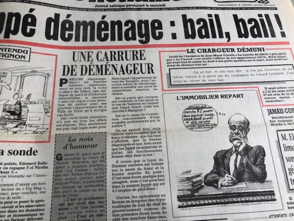 Couac ! | Année 1995 du Canard Enchaîné complète et brochée | Année complète et brochée 1995. Grand in folio 57 X 36 cm, feuilles parfaitement massicotées à ce format. 52 numéros originaux / 416 pages Les brochures sont réalisées par un artisan-brocheur, dans un très beau papier – Fedrigoni, dans la gamme Materica – 360 g, dont la fibre de coton procure un toucher incomparable, chargé en matière. Les couleurs crayeuses rappellent aussi les éléments : Terra Rossa utilisée pour les années paires, Verdigris, pour les années impaires. Ce papier est teinté dans la masse et fabriqué avec 40% de fibres CTMP, 25% de fibres vierges, 25% de fibres recyclées et 10% de fibres de coton. - Sans acide ECF – Ph neutre – certifié FSC - Au centre de la couverture est enchâssée la reproduction fidèle du dessin de Lucien Laforge - un des tous premiers dessinateurs au Canard Enchainé - qui illustrait la pochette offerte aux abonnés de la première heure, soit ceux de 1916... la quatrième de couverture reprend le cabochon de cette même pochette d'origine, figurant un poilu lisant le "Canard". Le dos est carré et collé, les plats sont souples avec rabats intérieurs. Tous les numéros sont solidaires et ordonnés suivant l'ordre chronologique, ils peuvent comporter quelques jaunissements au droit des anciennes pliures ou petites restaurations. La photo présentée correspond à celle de l'exemplaire original en vente, prise en lumière naturelle (ce n'est pas une photo générique). | IMG 7716