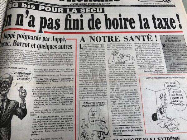 Couac ! | Année 1995 du Canard Enchaîné complète et brochée | Année complète et brochée 1995. Grand in folio 57 X 36 cm, feuilles parfaitement massicotées à ce format. 52 numéros originaux / 416 pages Les brochures sont réalisées par un artisan-brocheur, dans un très beau papier – Fedrigoni, dans la gamme Materica – 360 g, dont la fibre de coton procure un toucher incomparable, chargé en matière. Les couleurs crayeuses rappellent aussi les éléments : Terra Rossa utilisée pour les années paires, Verdigris, pour les années impaires. Ce papier est teinté dans la masse et fabriqué avec 40% de fibres CTMP, 25% de fibres vierges, 25% de fibres recyclées et 10% de fibres de coton. - Sans acide ECF – Ph neutre – certifié FSC - Au centre de la couverture est enchâssée la reproduction fidèle du dessin de Lucien Laforge - un des tous premiers dessinateurs au Canard Enchainé - qui illustrait la pochette offerte aux abonnés de la première heure, soit ceux de 1916... la quatrième de couverture reprend le cabochon de cette même pochette d'origine, figurant un poilu lisant le "Canard". Le dos est carré et collé, les plats sont souples avec rabats intérieurs. Tous les numéros sont solidaires et ordonnés suivant l'ordre chronologique, ils peuvent comporter quelques jaunissements au droit des anciennes pliures ou petites restaurations. La photo présentée correspond à celle de l'exemplaire original en vente, prise en lumière naturelle (ce n'est pas une photo générique). | IMG 7718