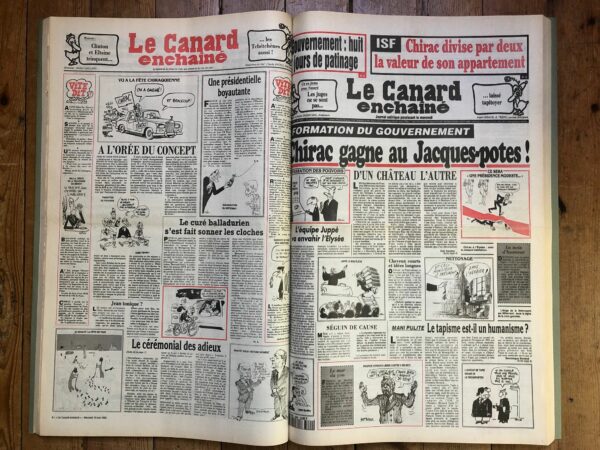 Couac ! | Année 1995 du Canard Enchaîné complète et brochée | Année complète et brochée 1995. Grand in folio 57 X 36 cm, feuilles parfaitement massicotées à ce format. 52 numéros originaux / 416 pages Les brochures sont réalisées par un artisan-brocheur, dans un très beau papier – Fedrigoni, dans la gamme Materica – 360 g, dont la fibre de coton procure un toucher incomparable, chargé en matière. Les couleurs crayeuses rappellent aussi les éléments : Terra Rossa utilisée pour les années paires, Verdigris, pour les années impaires. Ce papier est teinté dans la masse et fabriqué avec 40% de fibres CTMP, 25% de fibres vierges, 25% de fibres recyclées et 10% de fibres de coton. - Sans acide ECF – Ph neutre – certifié FSC - Au centre de la couverture est enchâssée la reproduction fidèle du dessin de Lucien Laforge - un des tous premiers dessinateurs au Canard Enchainé - qui illustrait la pochette offerte aux abonnés de la première heure, soit ceux de 1916... la quatrième de couverture reprend le cabochon de cette même pochette d'origine, figurant un poilu lisant le "Canard". Le dos est carré et collé, les plats sont souples avec rabats intérieurs. Tous les numéros sont solidaires et ordonnés suivant l'ordre chronologique, ils peuvent comporter quelques jaunissements au droit des anciennes pliures ou petites restaurations. La photo présentée correspond à celle de l'exemplaire original en vente, prise en lumière naturelle (ce n'est pas une photo générique). | IMG 7721