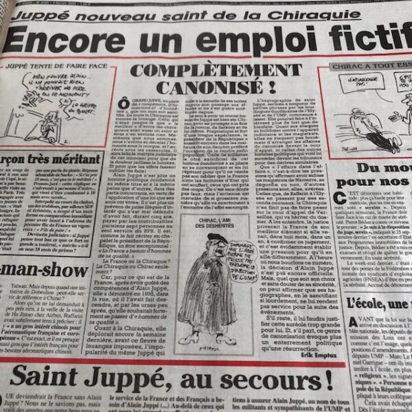 Couac ! | Année 2004 du Canard Enchaîné complète et brochée | Année complète et brochée 2004. Grand in folio 57,5 X 36 cm, feuilles parfaitement massicotées à ce format. 52 numéros originaux / 416 pages Les brochures sont réalisées par un artisan-brocheur, dans un très beau papier – Fedrigoni, dans la gamme Materica – 360 g, dont la fibre de coton procure un toucher incomparable, chargé en matière. Les couleurs crayeuses rappellent aussi les éléments : Terra Rossa utilisée pour les années paires, Verdigris, pour les années impaires. Ce papier est teinté dans la masse et fabriqué avec 40% de fibres CTMP, 25% de fibres vierges, 25% de fibres recyclées et 10% de fibres de coton. - Sans acide ECF – Ph neutre – certifié FSC - Au centre de la couverture est enchâssée la reproduction fidèle du dessin de Lucien Laforge - un des tous premiers dessinateurs au Canard Enchainé - qui illustrait la pochette offerte aux abonnés de la première heure, soit ceux de 1916... la quatrième de couverture reprend le cabochon de cette même pochette d'origine, figurant un poilu lisant le "Canard". Le dos est carré et collé, les plats sont souples avec rabats intérieurs. Tous les numéros sont solidaires et ordonnés suivant l'ordre chronologique, ils peuvent comporter quelques jaunissements au droit des anciennes pliures ou petites restaurations. La photo présentée correspond à celle de l'exemplaire original en vente, prise en lumière naturelle (ce n'est pas une photo générique). | IMG 8036 rotated