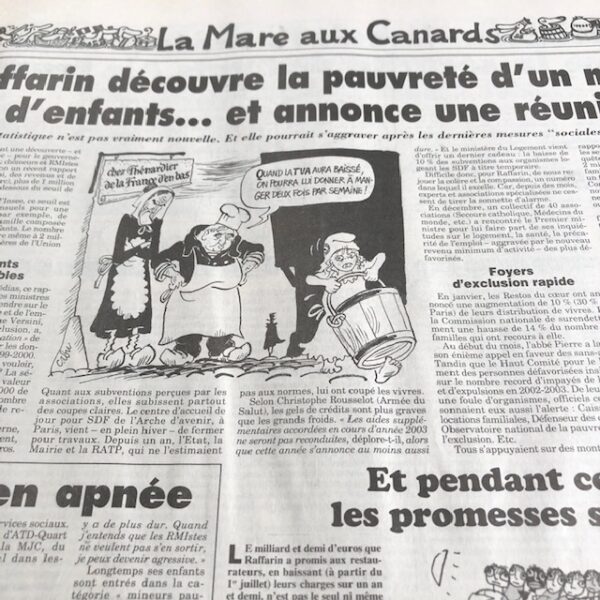 Couac ! | Année 2004 du Canard Enchaîné complète et brochée | Année complète et brochée 2004. Grand in folio 57,5 X 36 cm, feuilles parfaitement massicotées à ce format. 52 numéros originaux / 416 pages Les brochures sont réalisées par un artisan-brocheur, dans un très beau papier – Fedrigoni, dans la gamme Materica – 360 g, dont la fibre de coton procure un toucher incomparable, chargé en matière. Les couleurs crayeuses rappellent aussi les éléments : Terra Rossa utilisée pour les années paires, Verdigris, pour les années impaires. Ce papier est teinté dans la masse et fabriqué avec 40% de fibres CTMP, 25% de fibres vierges, 25% de fibres recyclées et 10% de fibres de coton. - Sans acide ECF – Ph neutre – certifié FSC - Au centre de la couverture est enchâssée la reproduction fidèle du dessin de Lucien Laforge - un des tous premiers dessinateurs au Canard Enchainé - qui illustrait la pochette offerte aux abonnés de la première heure, soit ceux de 1916... la quatrième de couverture reprend le cabochon de cette même pochette d'origine, figurant un poilu lisant le "Canard". Le dos est carré et collé, les plats sont souples avec rabats intérieurs. Tous les numéros sont solidaires et ordonnés suivant l'ordre chronologique, ils peuvent comporter quelques jaunissements au droit des anciennes pliures ou petites restaurations. La photo présentée correspond à celle de l'exemplaire original en vente, prise en lumière naturelle (ce n'est pas une photo générique). | IMG 8037 rotated