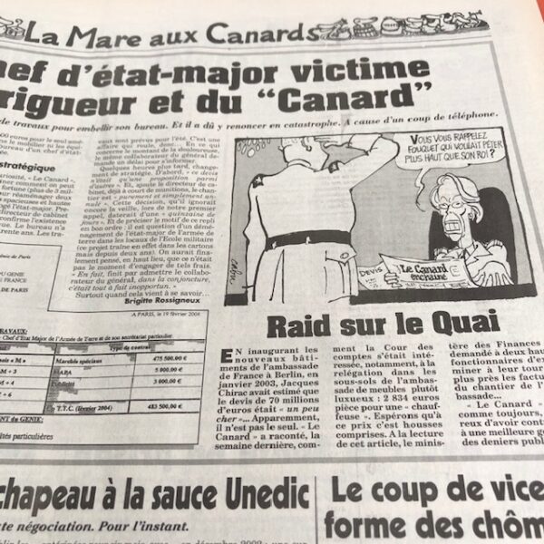 Couac ! | Année 2004 du Canard Enchaîné complète et brochée | Année complète et brochée 2004. Grand in folio 57,5 X 36 cm, feuilles parfaitement massicotées à ce format. 52 numéros originaux / 416 pages Les brochures sont réalisées par un artisan-brocheur, dans un très beau papier – Fedrigoni, dans la gamme Materica – 360 g, dont la fibre de coton procure un toucher incomparable, chargé en matière. Les couleurs crayeuses rappellent aussi les éléments : Terra Rossa utilisée pour les années paires, Verdigris, pour les années impaires. Ce papier est teinté dans la masse et fabriqué avec 40% de fibres CTMP, 25% de fibres vierges, 25% de fibres recyclées et 10% de fibres de coton. - Sans acide ECF – Ph neutre – certifié FSC - Au centre de la couverture est enchâssée la reproduction fidèle du dessin de Lucien Laforge - un des tous premiers dessinateurs au Canard Enchainé - qui illustrait la pochette offerte aux abonnés de la première heure, soit ceux de 1916... la quatrième de couverture reprend le cabochon de cette même pochette d'origine, figurant un poilu lisant le "Canard". Le dos est carré et collé, les plats sont souples avec rabats intérieurs. Tous les numéros sont solidaires et ordonnés suivant l'ordre chronologique, ils peuvent comporter quelques jaunissements au droit des anciennes pliures ou petites restaurations. La photo présentée correspond à celle de l'exemplaire original en vente, prise en lumière naturelle (ce n'est pas une photo générique). | IMG 8040 rotated