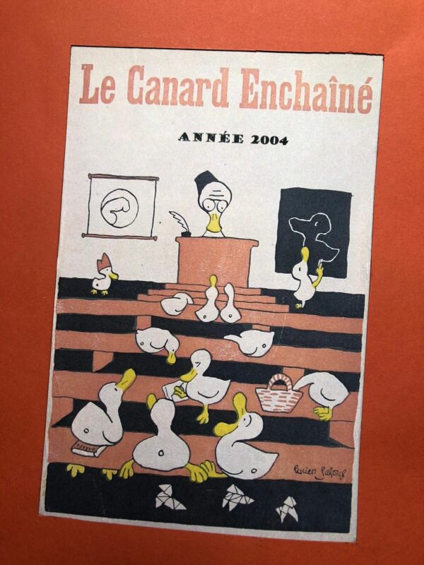 Couac ! | Année 2004 du Canard Enchaîné complète et brochée | Année complète et brochée 2004. Grand in folio 57,5 X 36 cm, feuilles parfaitement massicotées à ce format. 52 numéros originaux / 416 pages Les brochures sont réalisées par un artisan-brocheur, dans un très beau papier – Fedrigoni, dans la gamme Materica – 360 g, dont la fibre de coton procure un toucher incomparable, chargé en matière. Les couleurs crayeuses rappellent aussi les éléments : Terra Rossa utilisée pour les années paires, Verdigris, pour les années impaires. Ce papier est teinté dans la masse et fabriqué avec 40% de fibres CTMP, 25% de fibres vierges, 25% de fibres recyclées et 10% de fibres de coton. - Sans acide ECF – Ph neutre – certifié FSC - Au centre de la couverture est enchâssée la reproduction fidèle du dessin de Lucien Laforge - un des tous premiers dessinateurs au Canard Enchainé - qui illustrait la pochette offerte aux abonnés de la première heure, soit ceux de 1916... la quatrième de couverture reprend le cabochon de cette même pochette d'origine, figurant un poilu lisant le "Canard". Le dos est carré et collé, les plats sont souples avec rabats intérieurs. Tous les numéros sont solidaires et ordonnés suivant l'ordre chronologique, ils peuvent comporter quelques jaunissements au droit des anciennes pliures ou petites restaurations. La photo présentée correspond à celle de l'exemplaire original en vente, prise en lumière naturelle (ce n'est pas une photo générique). | IMG 8055 rotated