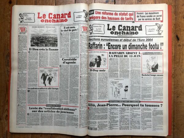 Couac ! | Année 2004 du Canard Enchaîné complète et brochée | Année complète et brochée 2004. Grand in folio 57,5 X 36 cm, feuilles parfaitement massicotées à ce format. 52 numéros originaux / 416 pages Les brochures sont réalisées par un artisan-brocheur, dans un très beau papier – Fedrigoni, dans la gamme Materica – 360 g, dont la fibre de coton procure un toucher incomparable, chargé en matière. Les couleurs crayeuses rappellent aussi les éléments : Terra Rossa utilisée pour les années paires, Verdigris, pour les années impaires. Ce papier est teinté dans la masse et fabriqué avec 40% de fibres CTMP, 25% de fibres vierges, 25% de fibres recyclées et 10% de fibres de coton. - Sans acide ECF – Ph neutre – certifié FSC - Au centre de la couverture est enchâssée la reproduction fidèle du dessin de Lucien Laforge - un des tous premiers dessinateurs au Canard Enchainé - qui illustrait la pochette offerte aux abonnés de la première heure, soit ceux de 1916... la quatrième de couverture reprend le cabochon de cette même pochette d'origine, figurant un poilu lisant le "Canard". Le dos est carré et collé, les plats sont souples avec rabats intérieurs. Tous les numéros sont solidaires et ordonnés suivant l'ordre chronologique, ils peuvent comporter quelques jaunissements au droit des anciennes pliures ou petites restaurations. La photo présentée correspond à celle de l'exemplaire original en vente, prise en lumière naturelle (ce n'est pas une photo générique). | IMG 8056