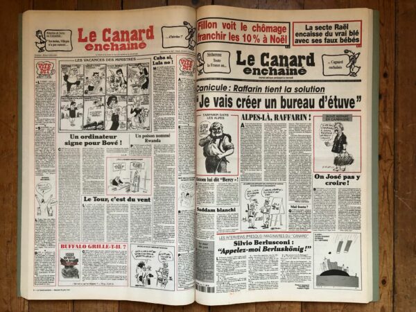 Couac ! | Année 2003 du Canard Enchaîné complète et brochée | Année complète et brochée 2003. Grand in folio 57 X 35.5 cm, feuilles parfaitement massicotées à ce format. 52 numéros originaux / 416 pages. Les brochures sont réalisées par un artisan-brocheur, dans un très beau papier – Fedrigoni, dans la gamme Materica – 360 g, dont la fibre de coton procure un toucher incomparable, chargé en matière. Les couleurs crayeuses rappellent aussi les éléments : Terra Rossa utilisée pour les années paires, Verdigris, pour les années impaires. Ce papier est teinté dans la masse et fabriqué avec 40% de fibres CTMP, 25% de fibres vierges, 25% de fibres recyclées et 10% de fibres de coton. - Sans acide ECF – Ph neutre – certifié FSC - Au centre de la couverture est enchâssée la reproduction fidèle du dessin de Lucien Laforge - un des tous premiers dessinateurs au Canard Enchainé - qui illustrait la pochette offerte aux abonnés de la première heure, soit ceux de 1916... la quatrième de couverture reprend le cabochon de cette même pochette d'origine, figurant un poilu lisant le "Canard". Le dos est carré et collé, les plats sont souples avec rabats intérieurs. Tous les numéros sont solidaires et ordonnés suivant l'ordre chronologique, ils peuvent comporter quelques jaunissements au droit des anciennes pliures ou petites restaurations. La photo présentée correspond à celle de l'exemplaire original en vente, prise en lumière naturelle (ce n'est pas une photo générique).     | IMG 8315