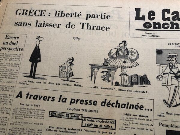 Couac ! | Année 1967 du Canard Enchaîné complète et brochée | Année complète et brochée 1967. Grand in folio 57.5 X 37.5 cm, feuilles parfaitement massicotées à ce format. 52 numéros originaux / 416 pages Les brochures sont réalisées par un artisan-brocheur, dans un très beau papier – Fedrigoni, dans la gamme Materica – 360 g, dont la fibre de coton procure un toucher incomparable, chargé en matière. Les couleurs crayeuses rappellent aussi les éléments : Terra Rossa utilisée pour les années paires, Verdigris, pour les années impaires. Ce papier est teinté dans la masse et fabriqué avec 40% de fibres CTMP, 25% de fibres vierges, 25% de fibres recyclées et 10% de fibres de coton. - Sans acide ECF – Ph neutre – certifié FSC - Au centre de la couverture est enchâssée la reproduction fidèle du dessin de Lucien Laforge - un des tous premiers dessinateurs au Canard Enchainé - qui illustrait la pochette offerte aux abonnés de la première heure, soit ceux de 1916... la quatrième de couverture reprend le cabochon de cette même pochette d'origine, figurant un poilu lisant le "Canard". Le dos est carré et collé, les plats sont souples avec rabats intérieurs. Tous les numéros sont solidaires et ordonnés suivant l'ordre chronologique, ils peuvent comporter quelques jaunissements au droit des anciennes pliures ou petites restaurations. La photo présentée correspond à celle de l'exemplaire original en vente, prise en lumière naturelle (ce n'est pas une photo générique). | IMG 8327