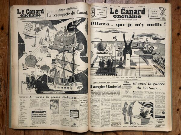 Couac ! | Année 1967 du Canard Enchaîné complète et brochée | Année complète et brochée 1967. Grand in folio 57.5 X 37.5 cm, feuilles parfaitement massicotées à ce format. 52 numéros originaux / 416 pages Les brochures sont réalisées par un artisan-brocheur, dans un très beau papier – Fedrigoni, dans la gamme Materica – 360 g, dont la fibre de coton procure un toucher incomparable, chargé en matière. Les couleurs crayeuses rappellent aussi les éléments : Terra Rossa utilisée pour les années paires, Verdigris, pour les années impaires. Ce papier est teinté dans la masse et fabriqué avec 40% de fibres CTMP, 25% de fibres vierges, 25% de fibres recyclées et 10% de fibres de coton. - Sans acide ECF – Ph neutre – certifié FSC - Au centre de la couverture est enchâssée la reproduction fidèle du dessin de Lucien Laforge - un des tous premiers dessinateurs au Canard Enchainé - qui illustrait la pochette offerte aux abonnés de la première heure, soit ceux de 1916... la quatrième de couverture reprend le cabochon de cette même pochette d'origine, figurant un poilu lisant le "Canard". Le dos est carré et collé, les plats sont souples avec rabats intérieurs. Tous les numéros sont solidaires et ordonnés suivant l'ordre chronologique, ils peuvent comporter quelques jaunissements au droit des anciennes pliures ou petites restaurations. La photo présentée correspond à celle de l'exemplaire original en vente, prise en lumière naturelle (ce n'est pas une photo générique). | IMG 8330