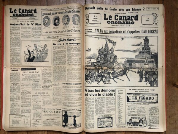 Couac ! | Année 1966 du Canard Enchaîné complète et brochée | Année complète et brochée 1966. Grand in folio 57 X 37.5 cm, feuilles parfaitement massicotées à ce format. 52 numéros originaux / 416 pages Les brochures sont réalisées par un artisan-brocheur, dans un très beau papier – Fedrigoni, dans la gamme Materica – 360 g, dont la fibre de coton procure un toucher incomparable, chargé en matière. Les couleurs crayeuses rappellent aussi les éléments : Terra Rossa utilisée pour les années paires, Verdigris, pour les années impaires. Ce papier est teinté dans la masse et fabriqué avec 40% de fibres CTMP, 25% de fibres vierges, 25% de fibres recyclées et 10% de fibres de coton. - Sans acide ECF – Ph neutre – certifié FSC - Au centre de la couverture est enchâssée la reproduction fidèle du dessin de Lucien Laforge - un des tous premiers dessinateurs au Canard Enchainé - qui illustrait la pochette offerte aux abonnés de la première heure, soit ceux de 1916... la quatrième de couverture reprend le cabochon de cette même pochette d'origine, figurant un poilu lisant le "Canard". Le dos est carré et collé, les plats sont souples avec rabats intérieurs. Tous les numéros sont solidaires et ordonnés suivant l'ordre chronologique, ils peuvent comporter quelques jaunissements au droit des anciennes pliures ou petites restaurations. La photo présentée correspond à celle de l'exemplaire original en vente, prise en lumière naturelle (ce n'est pas une photo générique). | IMG 8334