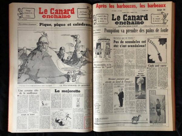 Couac ! | Année 1972 du Canard Enchaîné complète et brochée | Année complète et brochée 1972. Grand in folio 56.5 X 37 cm, feuilles parfaitement massicotées à ce format. 52 numéros originaux / 416 pages Les brochures sont réalisées par un artisan-brocheur, dans un très beau papier – Fedrigoni, dans la gamme Materica – 360 g, dont la fibre de coton procure un toucher incomparable, chargé en matière. Les couleurs crayeuses rappellent aussi les éléments : Terra Rossa utilisée pour les années paires, Verdigris, pour les années impaires. Ce papier est teinté dans la masse et fabriqué avec 40% de fibres CTMP, 25% de fibres vierges, 25% de fibres recyclées et 10% de fibres de coton. - Sans acide ECF – Ph neutre – certifié FSC - Au centre de la couverture est enchâssée la reproduction fidèle du dessin de Lucien Laforge - un des tous premiers dessinateurs au Canard Enchainé - qui illustrait la pochette offerte aux abonnés de la première heure, soit ceux de 1916... la quatrième de couverture reprend le cabochon de cette même pochette d'origine, figurant un poilu lisant le "Canard". Le dos est carré et collé, les plats sont souples avec rabats intérieurs. Tous les numéros sont solidaires et ordonnés suivant l'ordre chronologique, ils peuvent comporter quelques jaunissements au droit des anciennes pliures ou petites restaurations. | 1972 2