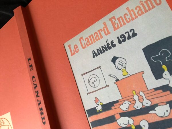 Couac ! | Année 1972 du Canard Enchaîné complète et brochée | Année complète et brochée 1972. Grand in folio 56.5 X 37 cm, feuilles parfaitement massicotées à ce format. 52 numéros originaux / 416 pages Les brochures sont réalisées par un artisan-brocheur, dans un très beau papier – Fedrigoni, dans la gamme Materica – 360 g, dont la fibre de coton procure un toucher incomparable, chargé en matière. Les couleurs crayeuses rappellent aussi les éléments : Terra Rossa utilisée pour les années paires, Verdigris, pour les années impaires. Ce papier est teinté dans la masse et fabriqué avec 40% de fibres CTMP, 25% de fibres vierges, 25% de fibres recyclées et 10% de fibres de coton. - Sans acide ECF – Ph neutre – certifié FSC - Au centre de la couverture est enchâssée la reproduction fidèle du dessin de Lucien Laforge - un des tous premiers dessinateurs au Canard Enchainé - qui illustrait la pochette offerte aux abonnés de la première heure, soit ceux de 1916... la quatrième de couverture reprend le cabochon de cette même pochette d'origine, figurant un poilu lisant le "Canard". Le dos est carré et collé, les plats sont souples avec rabats intérieurs. Tous les numéros sont solidaires et ordonnés suivant l'ordre chronologique, ils peuvent comporter quelques jaunissements au droit des anciennes pliures ou petites restaurations. | 1972 3